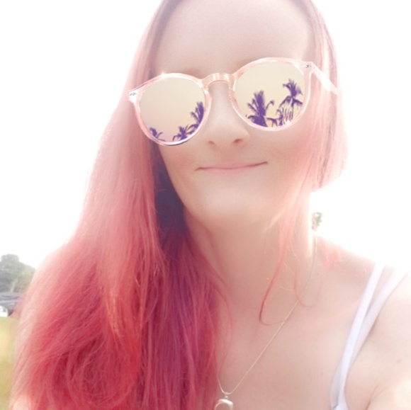 Meet your Posher, Jessica - Picture 1 of 2